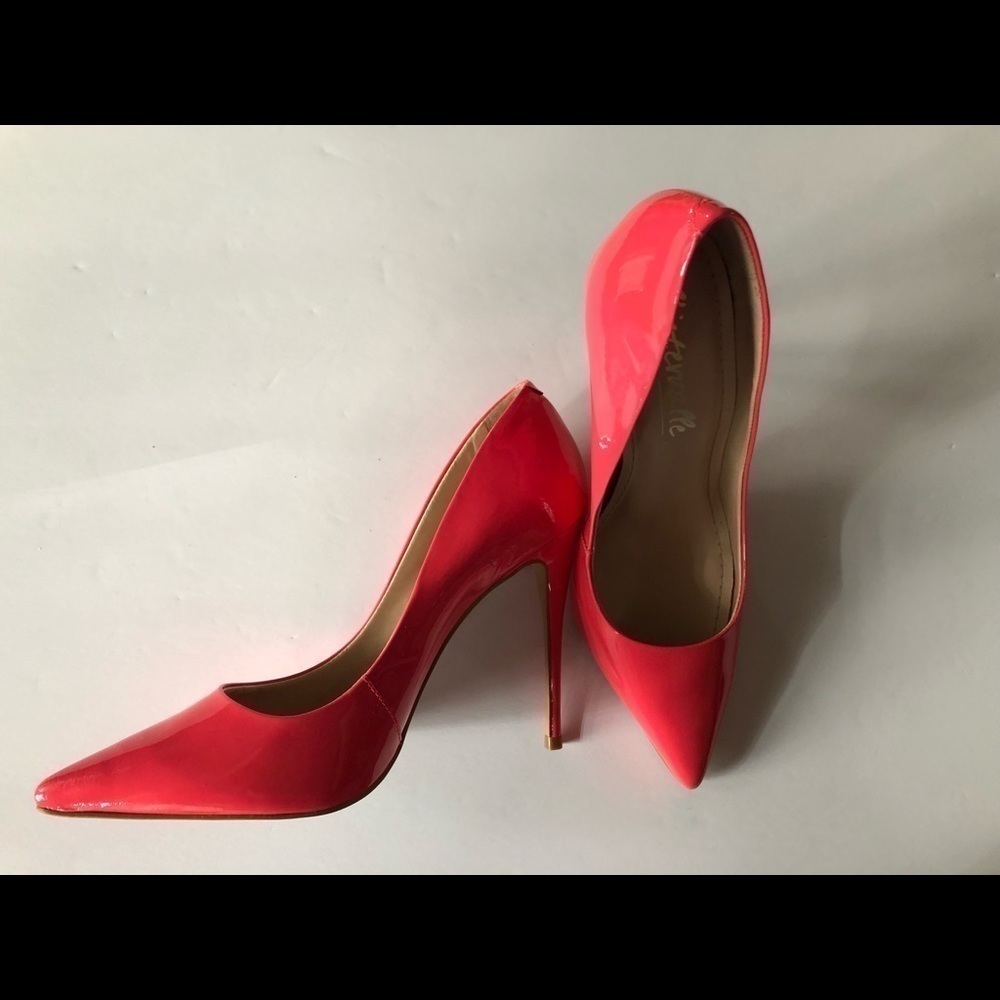 BNWOT Coral L’intervalle 4” heels size 7 👠